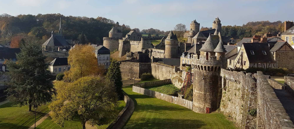 Fougères Medieval City Self-Guided Tour - Multilingual audio guide